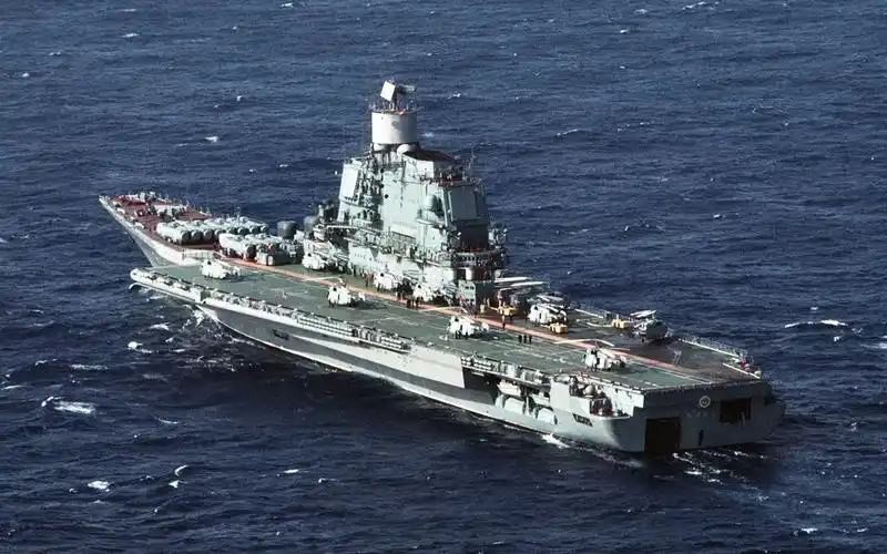 在苏通长江大桥上看到苏联的明斯克号航空母舰,不禁想到她的几个姐妹