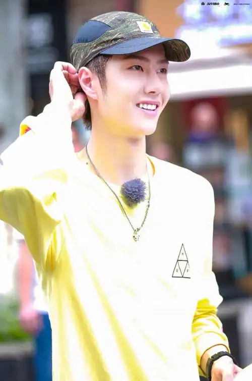 「极限青春」重庆外景录制 #uniq王一博# cr:logo