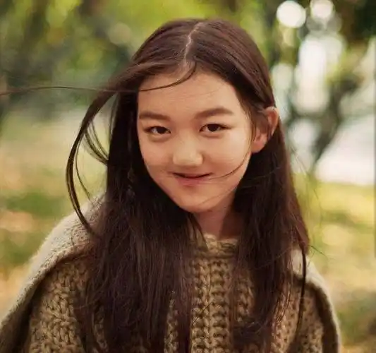 由于李嫣的父母都是大明星,她从出生就备受媒体关注,成长的路上更是