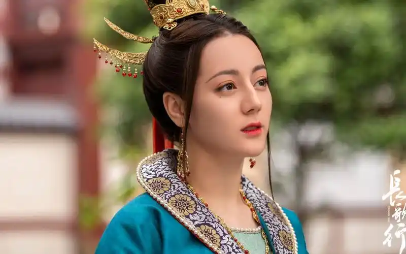 崽崽走路摇曳生姿呦迪丽热巴神仙颜值明星向全世界安利