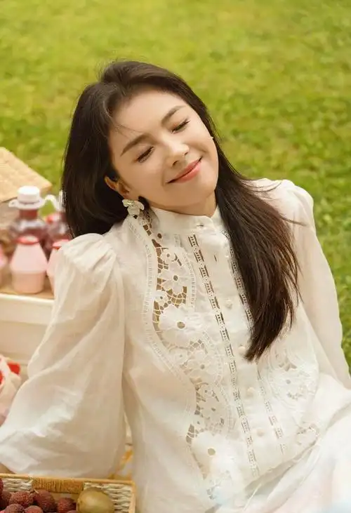 刘涛身穿白色t恤搭配牛仔裤,脚踩小白鞋,休闲舒适又不失时尚感.