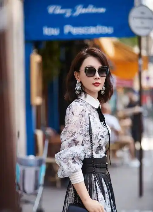 42岁陈数清新似少女,斜襟衬衣配喇叭牛仔裤,近照状态不输小花_气质