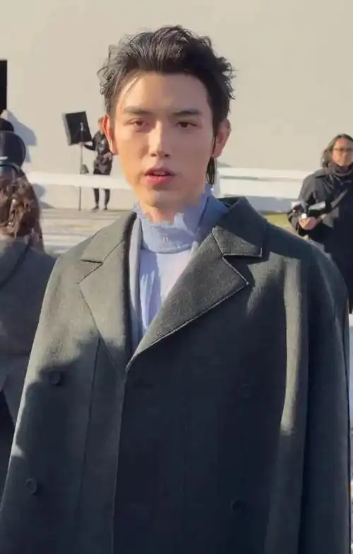 陈飞宇近照引热议!凸嘴严重,法令纹深,网友:可惜陈红的基因了