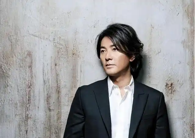 被港媒称为"第五大天王"的郑伊健,街上携带父母无人问津