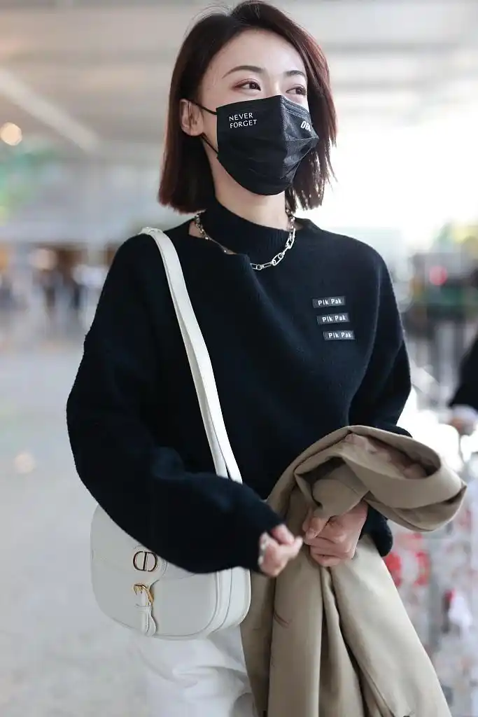 1 / 7 新浪娱乐讯 3月10日,吴谨言亮相机场.