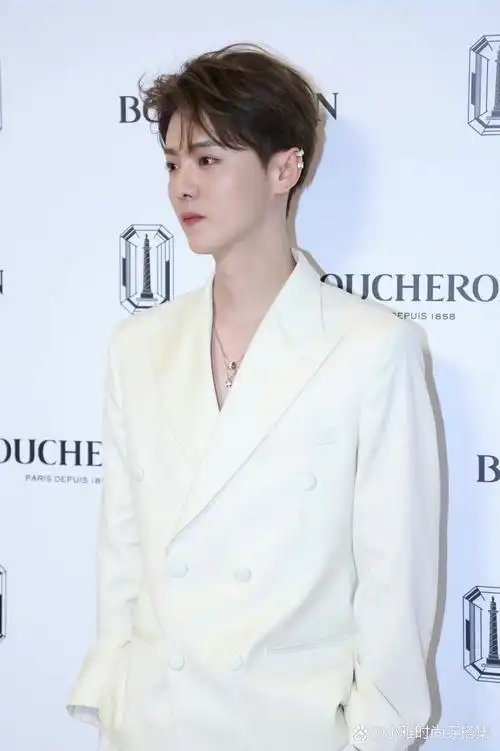 鹿晗最新线下活动造型来了  一身简约的纯白色v领西装,清爽帅气;搭配