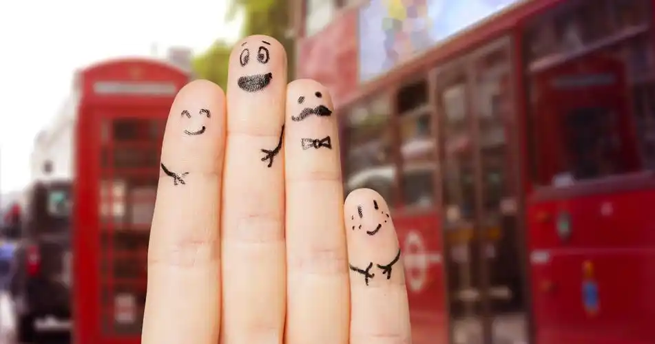 旅行,旅游,家庭,人和身体部位的概念— —四个手指与笑脸在伦敦城市