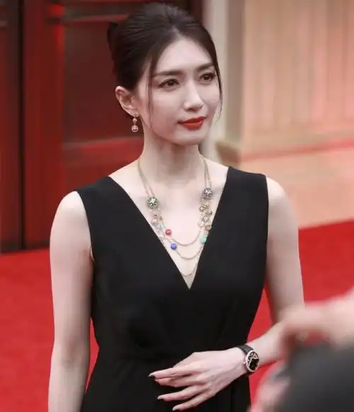 和胡歌分手9年,江疏影引以为傲的体面终究是垮了,王传君说中了