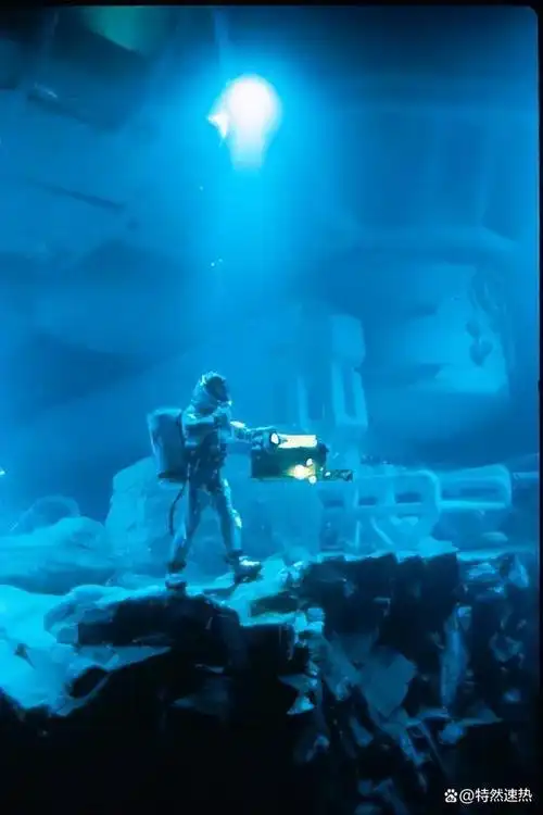 探险深不见底的水下世界,将深渊里的一切现于人前