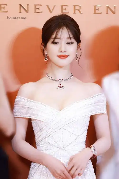 #赵露思挂脖高定##站姐神图#