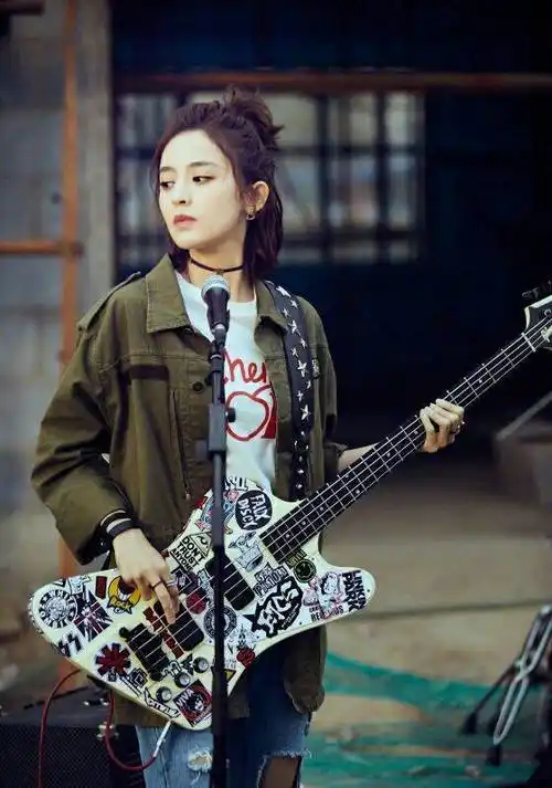 她出道就一直被黑因电影缝纫机乐队让很多人对她路转粉