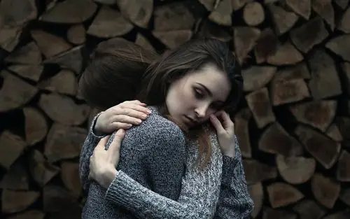 两个女孩拥抱 壁纸