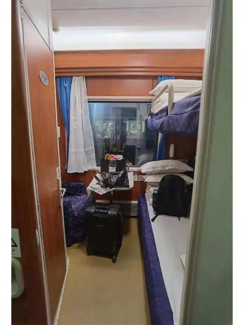 旅游 | 广州-海口 z8003 选的绿皮火车的高级软卧票.