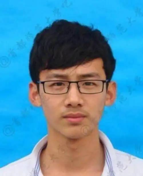 他是新晋国民校草,早年相貌平平,如今已成为综艺三大亲儿子之一