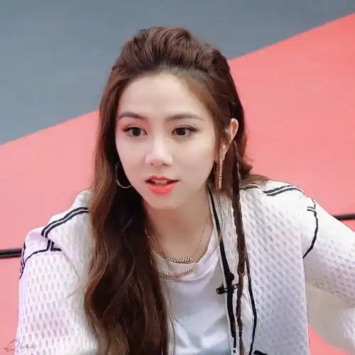 看惯了邓紫棋的浓妆造型,如今看到这素颜淡妆的脸,一时间,竟然认不