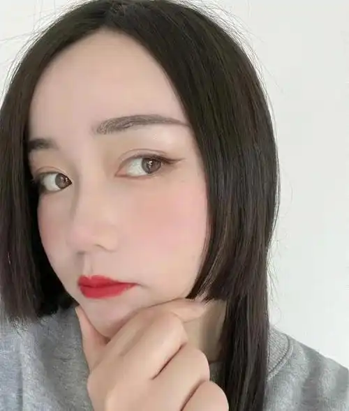 最后就是低半扎发,不得再次感叹时尚真的是个轮回,几十年前流行的发型