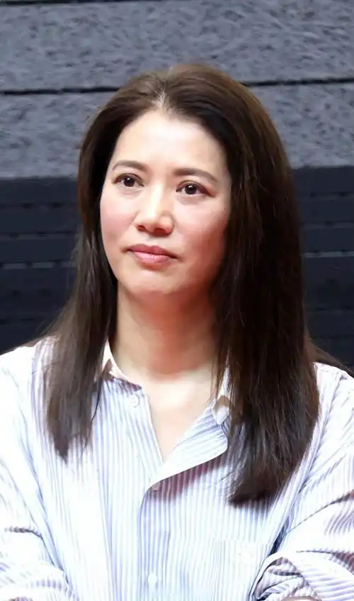 别看袁咏仪现在年纪大了,让了内地网红20多岁,依旧甩她们几条街