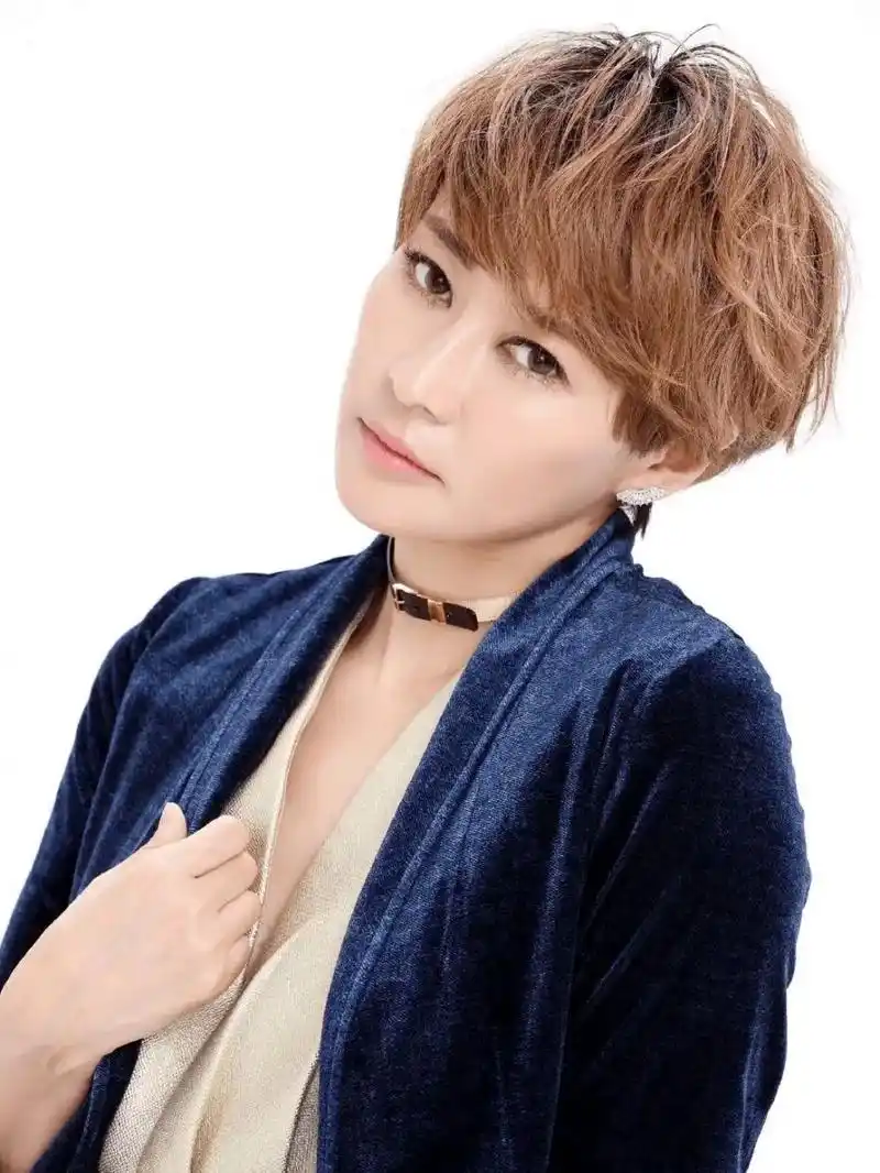 最早应该是在《女子特警队》认识沙学丽扮演者梁静