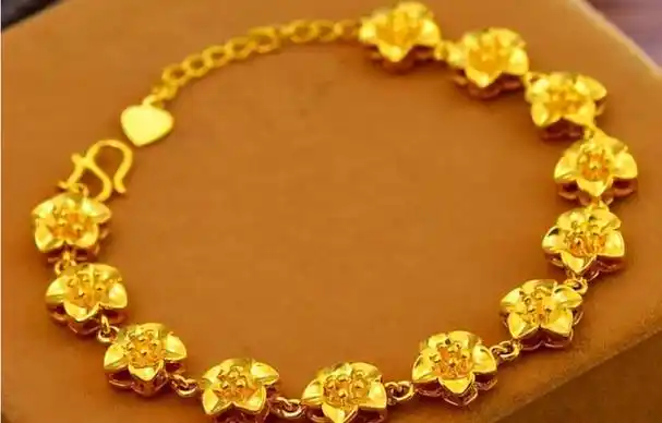 黄金手镯,是每一个女生都难以拒绝的首饰,不管年龄多大的女人都对它情