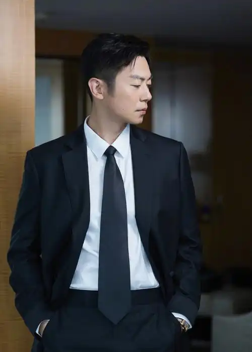 朱亚文随影片《敦煌英雄》剧组亮相上海国际电影节_高清图集_新浪网