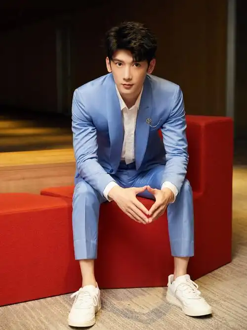 刘芮麟蓝色西装清爽帅气图片