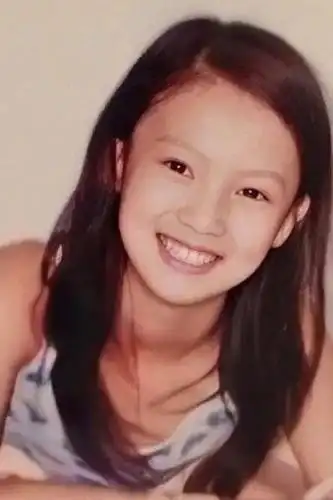 金晨童年照最近走红标志性眼睛惹人关注网友家族基因太强大