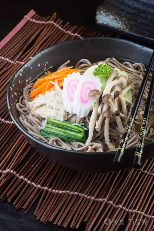 日本料理在背景上的乌冬面