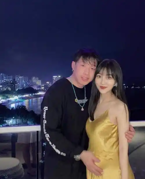 德云社烧饼老婆晒照,"网红脸"配大t恤挺甜美,看着不像俩娃妈