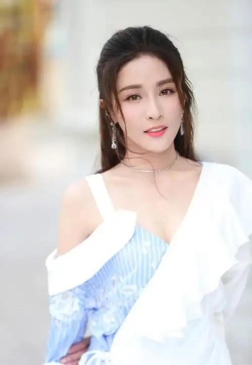 在歌手和演员两个身份的切换当中,贡米都在不断地努力,正当她两边事业