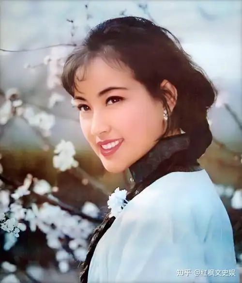 三朵金花,如今一个成画家,一个成富豪,一个不忘初心,六十岁还曾演少女