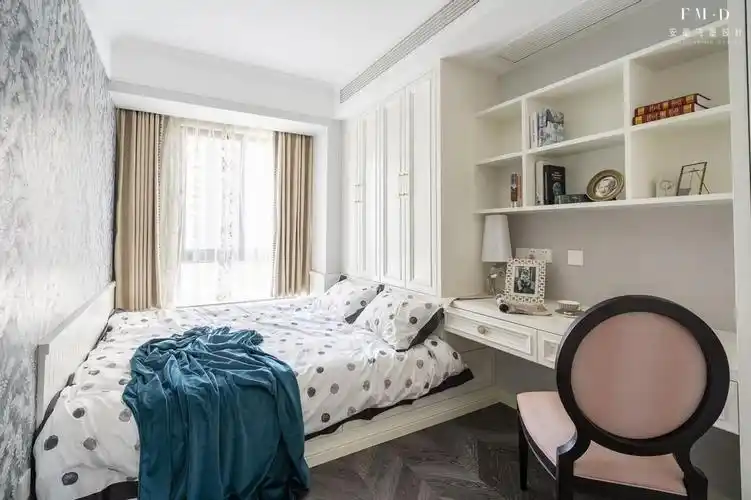 床头柜使用,最大的优势就是节省空间,跟榻榻米结合在一起实用性更高