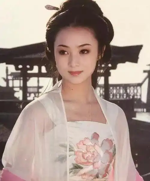 并为之取艺名"水灵",在94年的电视剧《西施》中,蒋勤勤扮演的西施真是