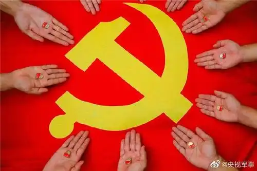 官兵们将鲜红的党旗当作最美背景,记录下一个个动人瞬间,抒发对党的