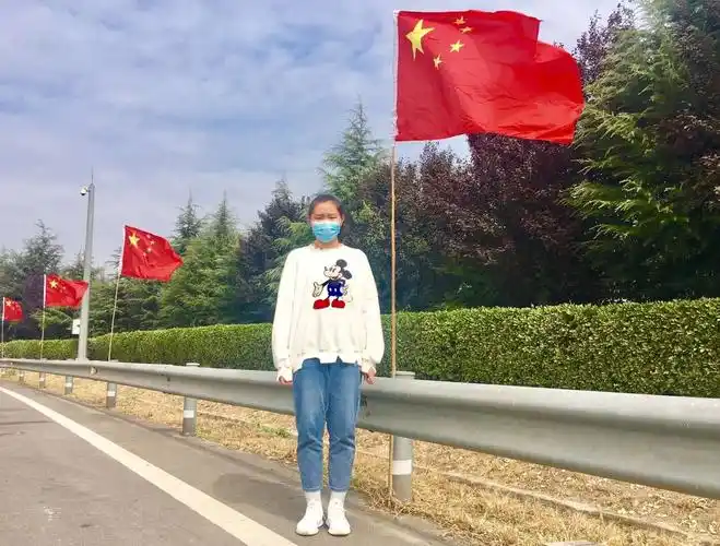 我们用着最简单的方式来表达对祖国母亲的热爱之情——与国旗合影