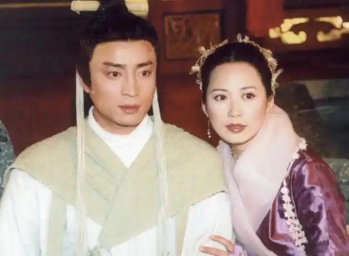 54岁何中华露营被偶遇,打扮朴素难掩气质,妻子与孩子疑似同行