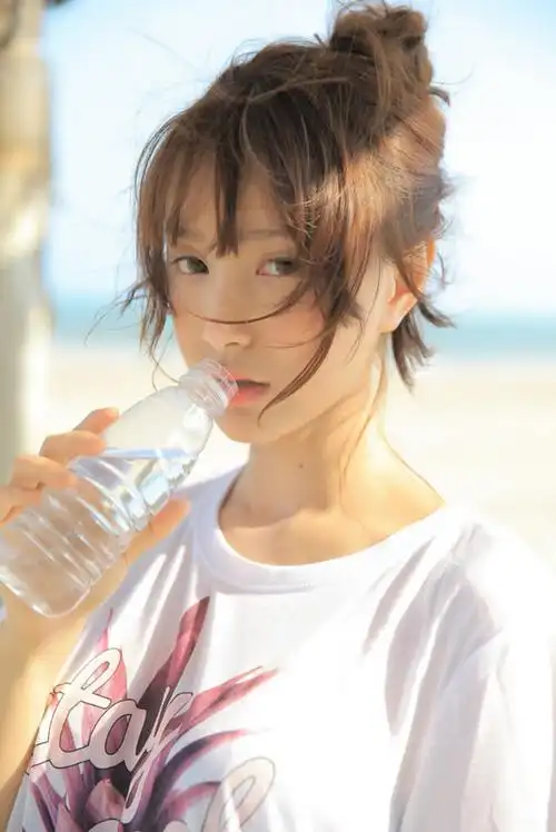 海边美女清凉照