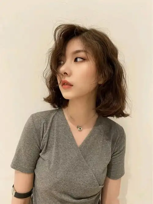 今夏流行短发发型,减龄时尚不说还很显脸小,方脸女孩也适合