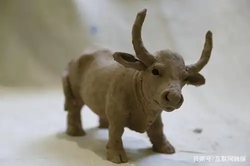 图为"十二生肖"泥塑作品——牛.