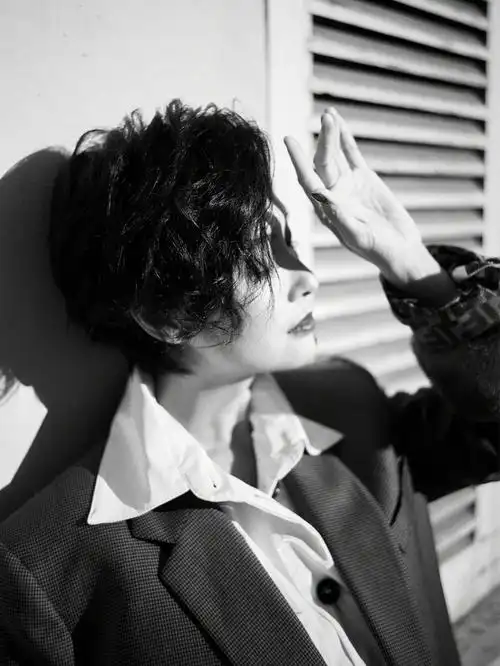 朱茵身着枫叶色大衣气质优雅紫霞仙子风韵犹存