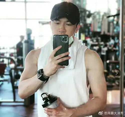 47岁苏有朋罕晒正脸照面色蜡黄留一圈胡渣金色湿发过于抢镜