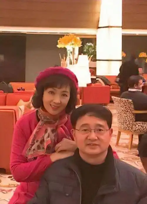 六十多岁的龚雪这复古打扮挺洋气,穿着奶奶裙同框向梅,俏丽年轻