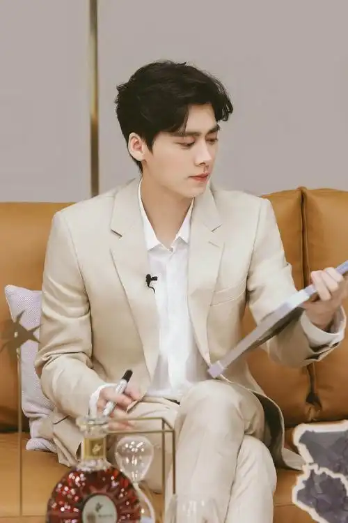 人头马xo代言人李易峰##李易峰香槟色西装造型