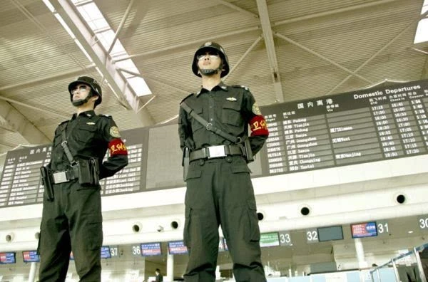 候机楼护卫图中就是大连机场安全检查工作人员的制服啦!