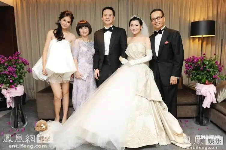 selina与老公昔日恩爱瞬间回顾组图