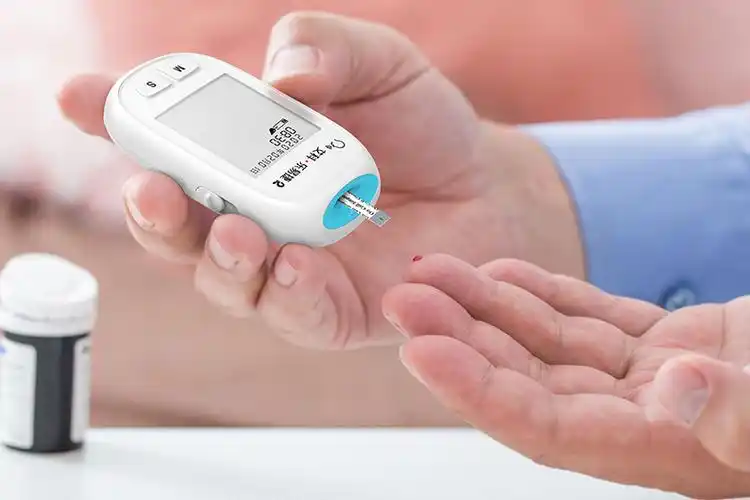 2016年便携式血糖仪的规范使用与质量管理中指出,规范操作应为:选用75