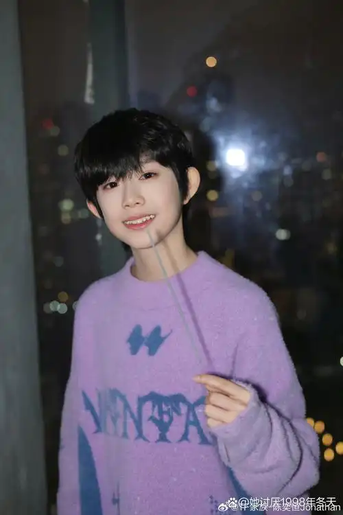 黄色外套与棕色裤装的搭配,简约又不失格调