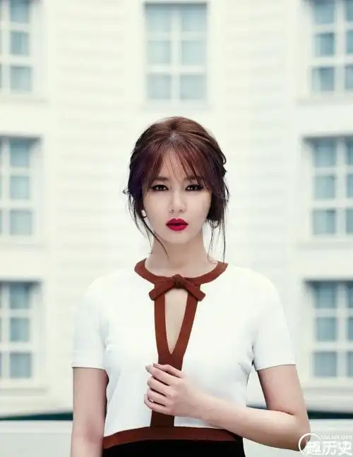 尹恩惠烈焰红唇画报 散发冷艳高贵气质(3/8)