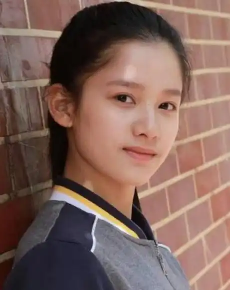 素颜五官精致,清纯干净的她,让人眼前一亮.