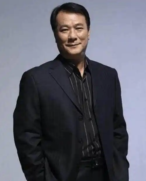 他曾是香港响当当的人物,现在衰老的像个老头,网友:岁月绕过谁_手机