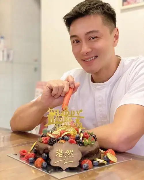 tvb小生黄浩然生日与妻儿温馨等儿子睡后再与太太过二人世界